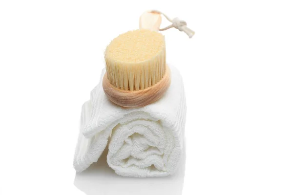 A dry massage brush made of natural materials and a cotton towel on a white background. Cleanliness and body care concept — Stock Photo, Image