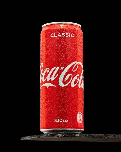 KAZAN, RUSSIA - április 7, 2021: Coca-Cola egy alumínium ködös doboz páralecsapódás csepp egy palatábla fekete háttér — Stock Fotó
