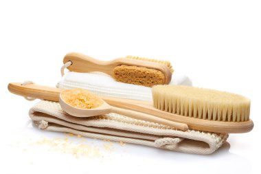 Vücut bakımı için kullanılan doğal malzemelerden oluşan bir set beyaz arka planda izole edilmiş. Kuru masaj fırçası, bez, sünger taşı ve banyo tuzu. Kişisel bakım kavramı