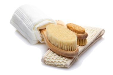 Vücut bakımı için kullanılan doğal malzemelerden oluşan bir set beyaz arka planda izole edilmiş. Kuru masaj fırçası, bez, sünger taşı. Kişisel bakım kavramı