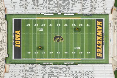 Iowa City, IA, ABD - 28 Ekim 2025: Kinnick Stadyumu, Iowa Hawkeyes NCAA 'nın I Big Ten liginde mücadele eden futbol takımına ev sahipliği yapmaktadır. Hava görünümü.