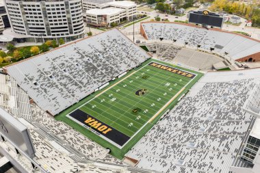 Iowa City, IA, ABD - 28 Ekim 2025: Kinnick Stadyumu, Iowa Hawkeyes NCAA 'nın I Big Ten liginde mücadele eden futbol takımına ev sahipliği yapmaktadır. Hava görünümü.