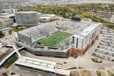 Iowa City, IA, ABD - 28 Ekim 2025: Kinnick Stadyumu, Iowa Hawkeyes NCAA 'nın I Big Ten liginde mücadele eden futbol takımına ev sahipliği yapmaktadır. Hava görünümü.