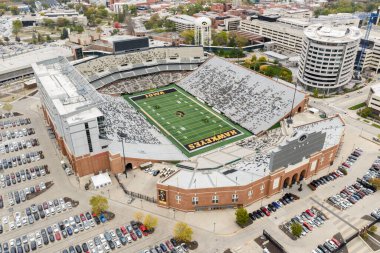 Iowa City, IA, ABD - 28 Ekim 2025: Kinnick Stadyumu, Iowa Hawkeyes NCAA 'nın I Big Ten liginde mücadele eden futbol takımına ev sahipliği yapmaktadır. Hava görünümü.