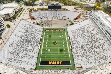 Iowa City, IA, ABD - 28 Ekim 2025: Kinnick Stadyumu, Iowa Hawkeyes NCAA 'nın I Big Ten liginde mücadele eden futbol takımına ev sahipliği yapmaktadır. Hava görünümü.