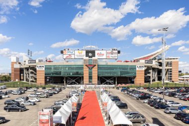 Louisville, KY, ABD - 21 Ekim 2025: L & N Federal Kredi Birliği Stadyumu, daha önce Papa Johns Cardinal Stadyumu, Louisville Cardinals Üniversitesi futbol takımına ev sahipliği yapmaktadır.. 