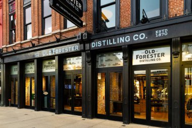 Louisville, KY, ABD - 21 Ekim 2025: Old Forester Distilling Co. Louisville şehir merkezinde yer almaktadır. Bu Amerika 'nın cam şişelerde satılan ilk şişe burbonu..