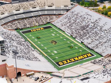 Iowa City, IA, ABD - 28 Ekim 2025: Kinnick Stadyumu, Iowa Hawkeyes NCAA 'nın I Big Ten liginde mücadele eden futbol takımına ev sahipliği yapmaktadır. Hava görünümü.