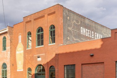 Louisville, KY, ABD - 21 Ekim 2025: Angel 's Envy Distillery Louisville şehir merkezinde yer almaktadır. İçki yasağından beri Main Caddesi 'nde açılan ilk içki imalathanesi..