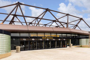 Iowa City, IA, ABD - 28 Ekim 2025: Carver-Hawkeye Arena, Iowa Hawkeyes Üniversitesi basketbol takımının yanı sıra güreş ve jimnastik takımlarına ev sahipliği yapmaktadır..