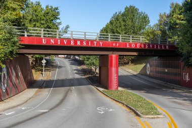 Louisville, KY, ABD - 21 Ekim 2025 Louisville Üniversitesi 1798 yılında Louisville şehir merkezinin hemen dışında kurulmuş bir devlet araştırma üniversitesidir..