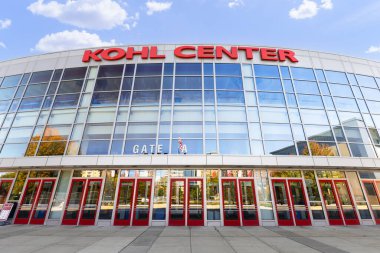 Madison, WI, ABD - 7 Ekim 2025: Kohl Center Wisconsin Üniversitesi - Madison Badgers basketbol ve buz hokeyi takımlarının evidir.