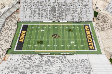 Iowa City, IA, ABD - 28 Ekim 2025: Kinnick Stadyumu, Iowa Hawkeyes NCAA 'nın I Big Ten liginde mücadele eden futbol takımına ev sahipliği yapmaktadır. Hava görünümü.