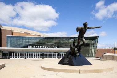 East Lansing, MI, ABD - 29 Ağustos 2025: Michigan Eyalet Üniversitesi 'ndeki Jack Breslin Öğrenci Etkinlikleri Merkezi' ndeki Gilbert Pavyonu Spartalılar basketbol tarihini onurlandırdı.