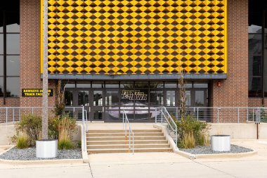 Iowa City, IA, ABD - 28 Ekim 2025: Iowa Üniversitesi 'ndeki Hawkeye Indoor Track and Track Tesisi 2016' da yapılan tadilattan sonra dünyanın en hızlı pisti olarak kabul ediliyor..