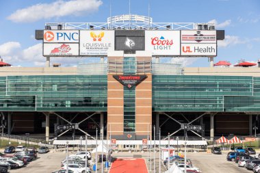 Louisville, KY, ABD - 21 Ekim 2025: L and N Federal Credit Union Stadyumu, önceki adıyla Papa Johns Cardinal Stadyumu, Louisville Cardinals Üniversitesi futbol takımına ev sahipliği yapmaktadır.. 