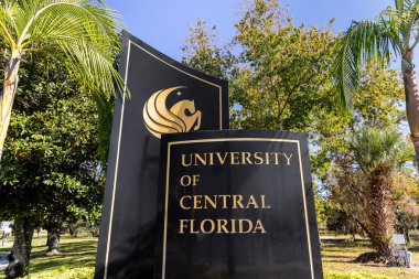 Orlando, FL, ABD - 18 Kasım 2025: Florida Üniversitesi 1963 yılında kurulan yüksek rütbeli bir devlet araştırma üniversitesidir..