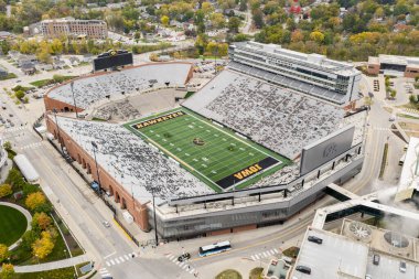 Iowa City, IA, ABD - 28 Ekim 2025: Kinnick Stadyumu, Iowa Hawkeyes NCAA 'nın I Big Ten liginde mücadele eden futbol takımına ev sahipliği yapmaktadır. Hava görünümü.