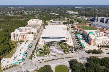 Orlando, FL, ABD - 18 Kasım 2025: Ek Financial Arena, Florida Üniversitesi Knights basketbol takımına ev sahipliği yapan spor ve eğlence arenası. Hava görünümü.