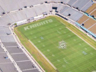 Orlando, FL, ABD - 18 Kasım 2025: The Acrisure Bounce House, Florida Üniversitesi Knights takımının yanı sıra diğer etkinliklere de ev sahipliği yapmaktadır..