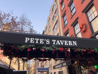 New York, New York, ABD - 9 Aralık 2023: Pete 's Tavern 1864 yılında açılan en eski işletme barıdır. Ayrıca Noel temalarıyla da tanınırlar..