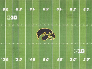 Iowa City, IA, ABD - 28 Ekim 2025: Kinnick Stadyumu, Iowa Hawkeyes NCAA 'nın I Big Ten liginde mücadele eden futbol takımına ev sahipliği yapmaktadır. Hava görünümü.