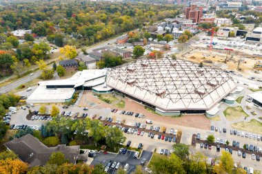 Iowa City, IA, ABD - 28 Ekim 2025: Carver-Hawkeye Arena, Iowa Hawkeyes Üniversitesi basketbol takımının yanı sıra güreş ve jimnastik takımlarına ev sahipliği yapmaktadır. Hava görünümü.
