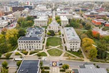 Iowa City, IA, ABD - 28 Ekim 2025: Iowa Üniversitesi, Iowa 'nın en eski ve en büyük üniversitesidir. Hava görünümü.