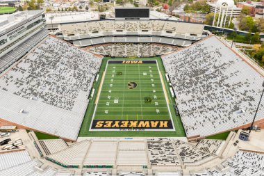 Iowa City, IA, ABD - 28 Ekim 2025: Kinnick Stadyumu, Iowa Hawkeyes NCAA 'nın I Big Ten liginde mücadele eden futbol takımına ev sahipliği yapmaktadır. Hava görünümü.