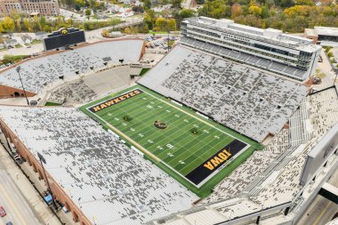 Iowa City, IA, ABD - 28 Ekim 2025: Kinnick Stadyumu, Iowa Hawkeyes NCAA 'nın I Big Ten liginde mücadele eden futbol takımına ev sahipliği yapmaktadır. Hava görünümü.