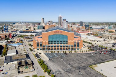 Indianapolis, IN, ABD - 20 Ekim 2025: Lucas Oil Stadyumu NFL Indianapolis Colts futbol takımının yanı sıra diğer etkinliklere de ev sahipliği yapmaktadır. Hava görünümü.