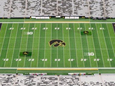 Iowa City, IA, ABD - 28 Ekim 2025: Kinnick Stadyumu, Iowa Hawkeyes NCAA 'nın I Big Ten liginde mücadele eden futbol takımına ev sahipliği yapmaktadır. Hava görünümü.