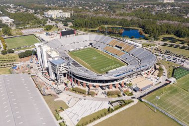 Orlando, FL, ABD - 18 Kasım 2025: The Acrisure Bounce House, Florida Üniversitesi Knights takımının yanı sıra diğer etkinliklere de ev sahipliği yapmaktadır..