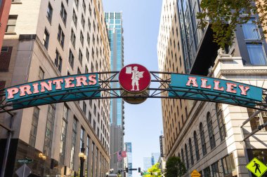 Nashville, TN, ABD - 29 Eylül 2025: Printers Alley, Nashville şehir merkezinde gece kulüpleri, barlar ve canlı müziklerin yer aldığı küçük, tarihi bir eğlence merkezidir..