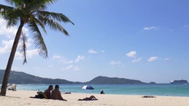 Kumsalda dinlenen insanlar.