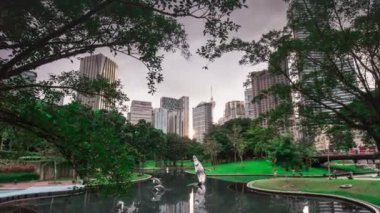 kuala lumpur Klcc park balina gölet şehir Panoraması 4 k zaman sukut malaisia