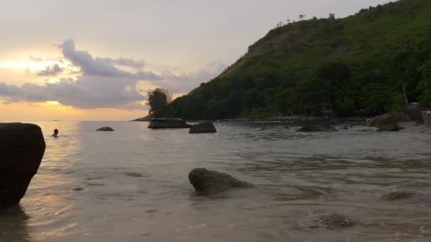 Uomo nuotare sulla spiaggia privata — Video Stock