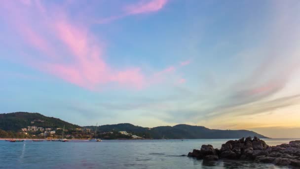 Geweldige zonsondergang boven het tropische strand — Stockvideo