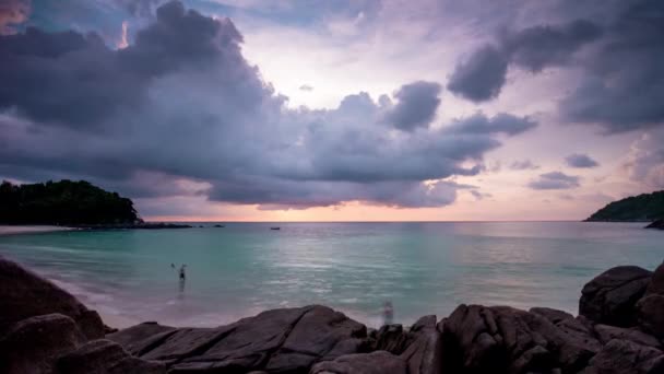 Phuket island wolności Plaża Zachód słońca pochmurno niebo panorama 4 k czas wygaśnięcia Tajlandia — Wideo stockowe