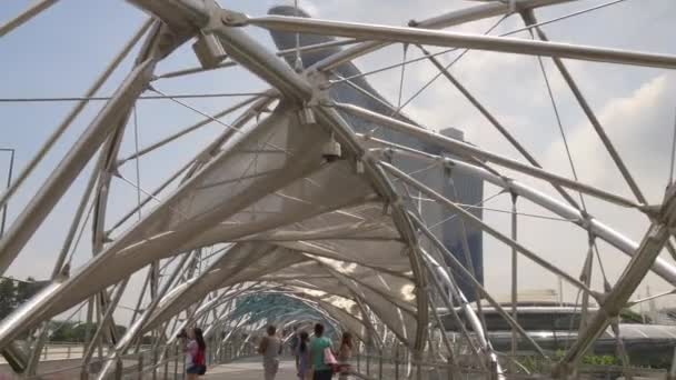 Helix bridge och Marina Bay — Stockvideo