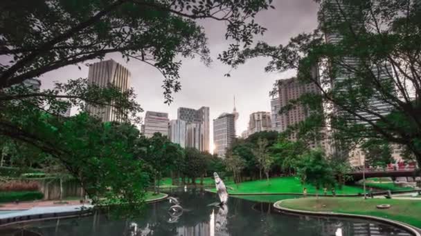 Kuala lumpur klcc park walenteich stadtzentrum panorama 4k zeitraffer malaiien — Stockvideo