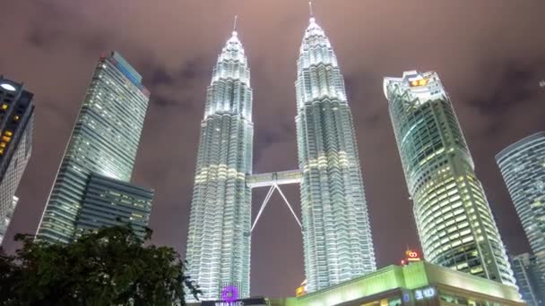 Night petronas twin towers KLCC mall downtown tops 4k time lapse malaisia — Stock Video