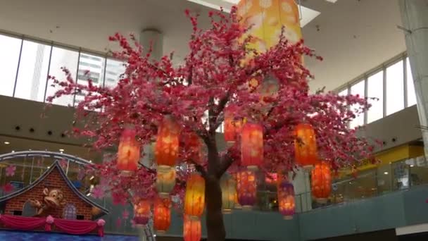 Chinesische Neujahrsdekoration Sakura Baum Yachthafen Platz Einkaufszentrum singapore — Stockvideo