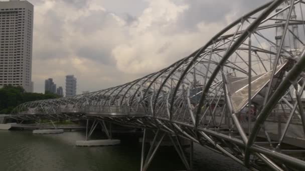 A napfényes ég helix híd úszó marina bay esplanade panoráma Szingapúr — Stock videók