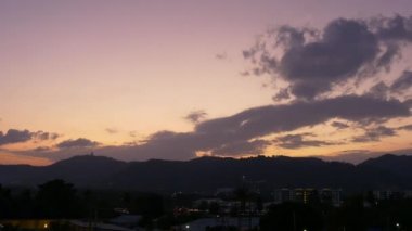 Buda'nın dağ gökyüzü günbatımı