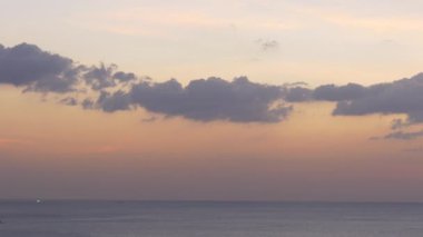 Tropikal sahilde inanılmaz bir gün batımı.