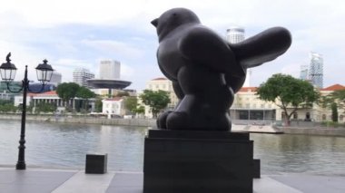 Büyük tombul kuş heykeli