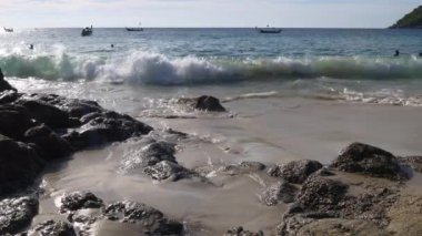 Dalgalar kumsal yıkama