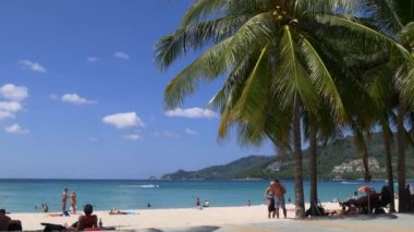 Kumsalda dinlenen insanlar.