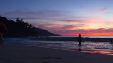 Kumsalda dinlenen insanlar.